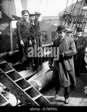 Captain Robert Falcon Scott, who captained the ill-fated British Expedition to Antarctica to reach the South Pole, boarding his ship, the Terra Nova. ... Human Interest - Polar Exploration - Scott's Expedition to Antarctica ... 01-06-1910 ... Cardiff ... Wales ... Photo credit should read: PA/Unique Reference No. 1160081 ... Stock Photo