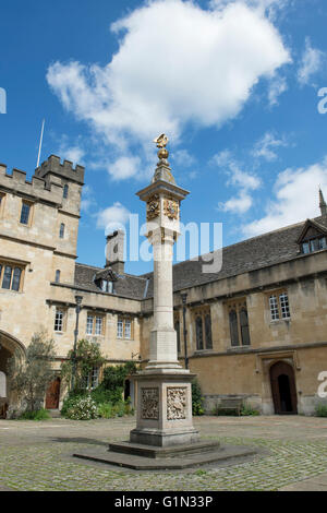 Turnbull Dial / Pelican Sundial in the main quadrangle in Corpus Christi college. Oxford University, England Stock Photo