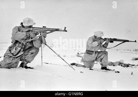 German Ski Troops snow camouflage with MP44 and G43 semi automatic weapons in action on the Eastern Front Winter1944 Stock Photo