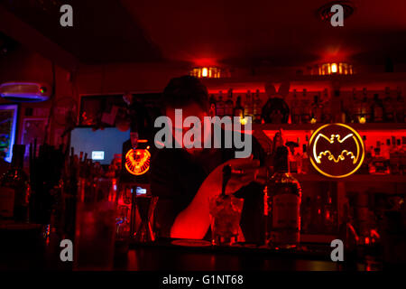 (160517) -- BUENOS AIRES, May 17, 2016 (Xinhua) -- A bartender prepares a drink in a bar during the event 'Buenos Aires Cocktail' in the city of Buenos Aires, Argentina, on May 16, 2016. (Xinhua/Martin Zabala) Stock Photo