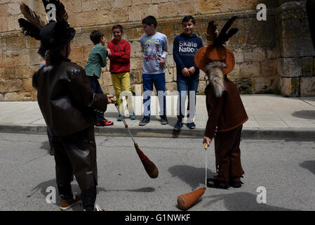 Almazán, Spain. 17th May, 2016. Children pictured wearing a hat decorated with vulture feathers and a tail of fox, representing an invincible shepherd that protects flocks of sheep from wolves, pictured during the celebration of ‘El Zarrón' in Almazán, north of Spain. Credit:  Jorge Sanz/Pacific Press/Alamy Live News Stock Photo
