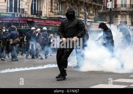 Paris. 17th May, 2016. People take part in a protest against the new labor law in Paris, France on May 17, 2016. In the latest protest against the French government's plans to reform the country's labor laws, thousands of workers and students walked out in French cities on Tuesday to call for the withdrawal of the bill. Credit:  Theo Duval/Xinhua/Alamy Live News Stock Photo