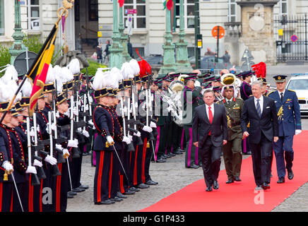 Brussels, Belgium. 18th May, 2016. Jordan's King Abdullah II (C) and Belgium King Philippe (2nd R) on the first day of an official state visit to Brussels, Belgium, 18 May 2016. Jodanian Royal couple will visit Belgium during the next two days. Photo: Albert Nieboer/RPE/ - NO WIRE SERVICE-/dpa/Alamy Live News Stock Photo