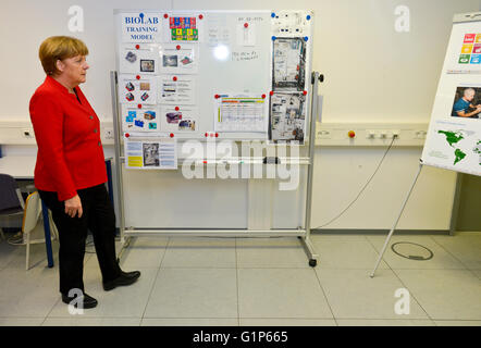 Cologne, Germany. 18th May, 2016. German Chancellor Angela Merkel in the BIOLAB Training Facility during a visit to the European Astronauts Center (EAC) of the European Space Agency (ESA) in Cologne, Germany, on May 18, 2016. Photo: Sascha Schuermann/dpa/Alamy Live News Stock Photo