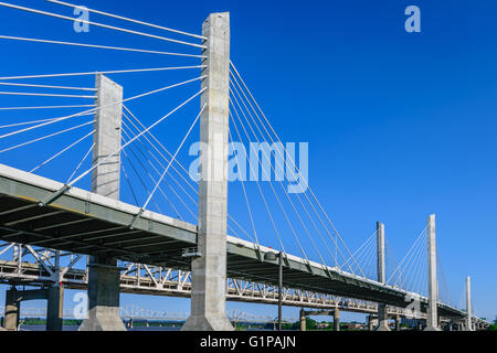 Abraham Lincoln Bridge spans the Ohio River from Louisville, Kentucky to Jeffersonville Stock Photo