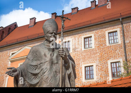 Krakow pope, view of the Statue of Pope John Paul ii near the entrance to the Cathedral Museum in the Wawel Royal Castle complex in Krakow, Poland. Stock Photo