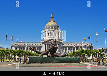 San Francisco: Three Heads Six Arms, a sculpture by Zhang Huan, and the City Hall, the seat of government for the City and County of San Francisco Stock Photo