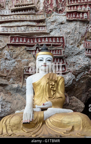 Kaw-goon (or Kawgun) Cave Temple, Mon State, Burma (Myanmar) Stock Photo