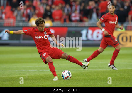 Toronto, Canada. 18th May, 2016. Tsubasa Endoh (9) of Toronto FC slides for the ball during the MLS regular season game between Toronto FC and New York City FC held at BMO Field in Toronto, Canada on May 18, 2016. Credit:  Cal Sport Media/Alamy Live News Stock Photo