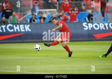 Toronto, Canada. 18th May, 2016. Sebastian Giovinco (10) of Toronto FC shoots the ball during the MLS regular season game between Toronto FC and New York City FC held at BMO Field in Toronto, Canada on May 18, 2016. Credit:  Cal Sport Media/Alamy Live News Stock Photo