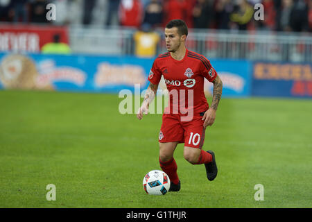 Toronto, Canada. 18th May, 2016. Sebastian Giovinco (10) of Toronto FC with the ball during the MLS regular season game between Toronto FC and New York City FC held at BMO Field in Toronto, Canada on May 18, 2016. Credit:  Cal Sport Media/Alamy Live News Stock Photo