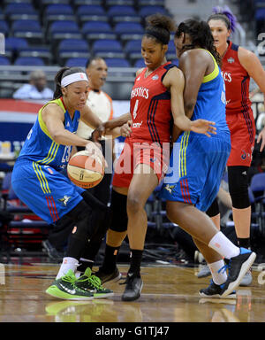 Washington, DC, USA. 18th May, 2016. 20160518 - Washington Mystics guard TAYLER HILL (4) gets squeezed by a screen set by Dallas Wings center COURTNEY PARIS (3), right, while trying to guard Dallas Wings forward AERIAL POWERS (23) in the first half at the Verizon Center in Washington. © Chuck Myers/ZUMA Wire/Alamy Live News Stock Photo