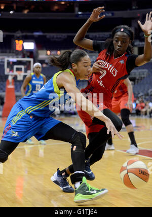 Washington, DC, USA. 18th May, 2016. 20160518 - Dallas Wings forward AERIAL POWERS (23) drives against Washington Mystics forward KAHLEAH COPPER (2) in the second half at the Verizon Center in Washington. © Chuck Myers/ZUMA Wire/Alamy Live News Stock Photo