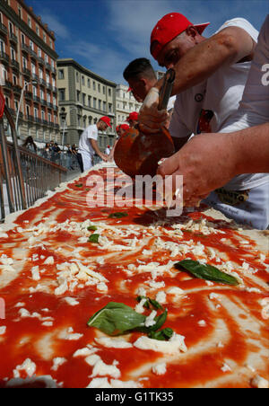 Naples, Italy. 18th May, 2016. Pizza makers attemps to break the world record of the longest pizza in the world on seafront of Naples 18 may 2016  to make it the 1,8 kilometers of baked wood-fired pizza for which were used: 2,000 kg of flour, 1600 kg of tomatoes, 2,000 kg of mozzarella, 200 liters of oil and 1500 liters of water. Credit:  agnfoto/Alamy Live News Stock Photo