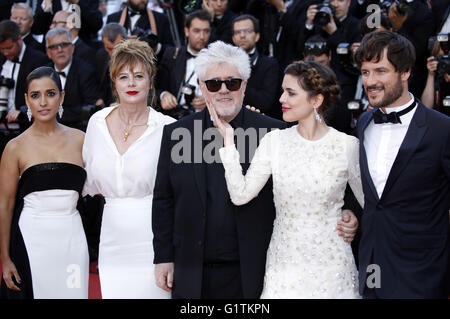 Inma Cuesta, Emma Suarez, Pedro Almodovar, Adriana Ugarte and Daniel Grao attending the 'Julieta' premiere during the 69th Cannes Film Festival at the Palais des Festivals in Cannes on May 17, 2016 | Verwendung weltweit/picture alliance Stock Photo