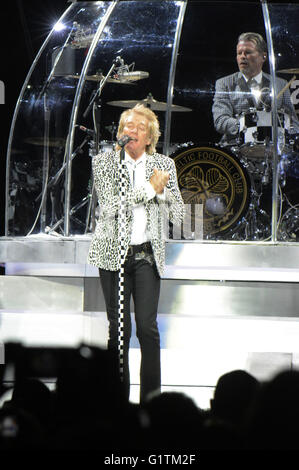 Rod Stewart performs live on stage at ISS Dome on May 17, 2016 in Düsseldorf, Germany. | Verwendung weltweit/picture alliance Stock Photo