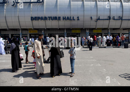 Cairo, Egypt. 19th May, 2016. Passengers are seen outside the Cairo International Airport, Egypt, May 19, 2016. A joint rescue team has been deployed to search for the EgyptAir flight which disappeared from radar screens early Thursday, the Egyptian military spokesman said in a statement. © Zhao Dingzhe/Xinhua/Alamy Live News Stock Photo