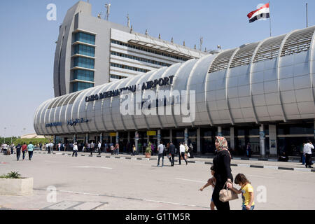 Cairo, Egypt. 19th May, 2016. Passengers are seen outside the Cairo International Airport, Egypt, May 19, 2016. A joint rescue team has been deployed to search for the EgyptAir flight which disappeared from radar screens early Thursday, the Egyptian military spokesman said in a statement. © Zhao Dingzhe/Xinhua/Alamy Live News Stock Photo