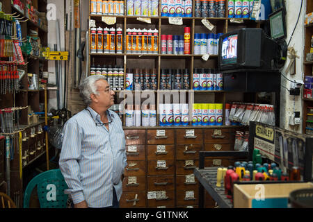 Cairo, Egypt. 19th May, 2016. An Egyptian man watches TV news about the missing EgyptAir flight MS804 carrying 66 people in Cairo, capital of Egypt, May 19, 2016. Credit:  Meng Tao/Xinhua/Alamy Live News Stock Photo