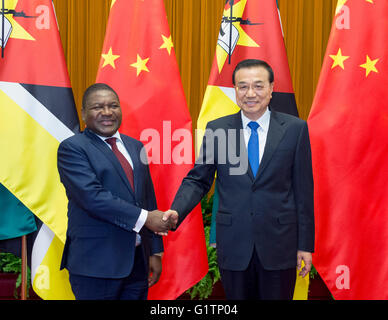 Beijing, China. 19th May, 2016. Chinese Premier Li Keqiang (R) meets with Mozambican President Filipe Jacinto Nyusi in Beijing, capital of China, May 19, 2016. Credit:  Wang Ye/Xinhua/Alamy Live News Stock Photo