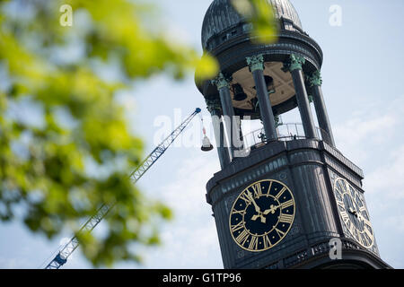 Hamburg, Germany. 19th May, 2016. A crane lifts a bell to the tower of St. Michael's Church in Hamburg, Germany, 19 May 2016. Two new clock striking bells were brought to the tower of St. Michael's today. Photo: DANIEL REINHARDT/dpa/Alamy Live News Stock Photo