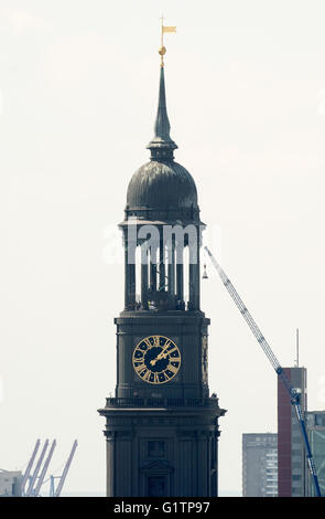 Hamburg, Germany. 19th May, 2016. A crane lifts a bell to the tower of St. Michael's Church in Hamburg, Germany, 19 May 2016. Two new clock striking bells were brought to the tower of St. Michael's today. Photo: DANIEL REINHARDT/dpa/Alamy Live News Stock Photo