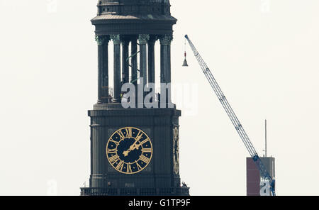 Hamburg, Germany. 19th May, 2016. A crane lifts a bell to the tower of St. Michael's Church in Hamburg, Germany, 19 May 2016. Two new clock striking bells were brought to the tower of St. Michael's today. Photo: DANIEL REINHARDT/dpa/Alamy Live News Stock Photo