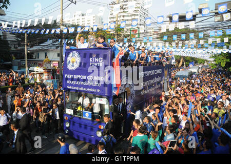 Bangkok, Thailand. 19th May, 2016. Leicester City players and owners parade in an open-bus with the Premier League trophy in Bangkok, Thailand, May 19, 2016. Newly crowned English Premier League champions Leicester City arrived in Bangkok for a two-day visit to celebrate their victory and present their trophy to the Thai people. Credit:  Rachen Sageamsak/Xinhua/Alamy Live News Stock Photo
