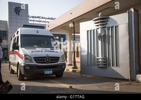 Cairo, Egypt. 19th May, 2016. An ambulance leaves the building dedicated to relatives and family of victims of EgyptAir flight MS804, at Cairo International Airport, May 19. 19th May, 2016. 2016 Credit:  Sima Diab/ZUMA Wire/Alamy Live News Stock Photo