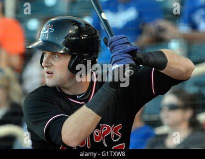 Albuquerque, NM, USA. 19th May, 2016. Isotopes' first baseman Ben Paulsen warms up in the game against New Orleans. Thursday, May 19, 2016. © Jim Thompson/Albuquerque Journal/ZUMA Wire/Alamy Live News Stock Photo