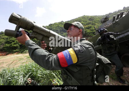 Caracas, Venezuela. 19th May, 2016. A soldier takes part in a training session during Venezuelan Defense Minister Vladimir Padrino's inspection of the 311 Mechanised Infantry Battalion 'Simon Bolivar' in the Tiuna Fort, Caracas, capital of Venezuela, on May 19, 2016. Venezuela's Bolivarian National Armed Forces (FANB) will hold military drills during the next two days. Credit:  Zurimar Campos/AVN/Xinhua/Alamy Live News Stock Photo