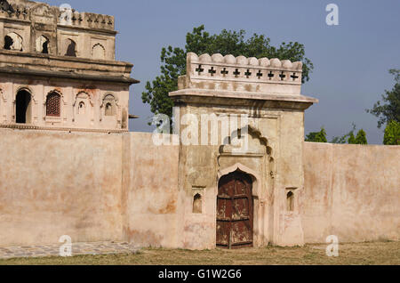 Exterior view of old buildings, Orchha Fort complex, The town was established by Rudra Pratap Singh some time after 1501, Madhya Stock Photo