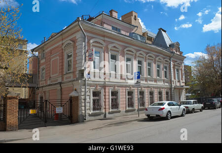 Moscow, Former mansion built in 1823 for Avdotya Vas'kova, Denezhny Lane, Home 24, Building 1 Stock Photo
