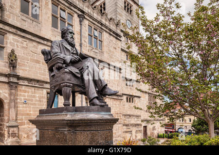 Bronze statue of naturalist Charles Darwin outside the school he attended, now a library, in Shrewsbury, Shropshire, England. Stock Photo