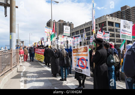 Anti Zionism Orthodox Jews protesting against Israel and Pro-Palestine marching along Brooklyn Bridge, New York, with placards Stock Photo