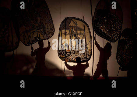 RATCHABURI THAILAND - APRIL 14, 2015: The Cowskin shows a man holding a stencil pattern. Moving Cowskin the light to shadow play Stock Photo