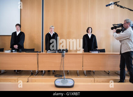 Detmold, Germany. 20th May, 2016. Judges Sylvia Suermann (L-R), Anke Grudda and Sabine Tegethoff-Drabe stand in the courtroom for a session in the trial against Reinhold Hanning in Detmold, Germany, 20 May 2016. The 94-year-old World War II SS guard is facing a charge of being an accessory to at least 170,000 murders at Auschwitz concentration camp. Prosecutors state that he was a member of the SS 'Totenkopf' (Death's Head) Division and that he was stationed at the Nazi regime's death camp between early 1943 and June 1944. Photo: BERND THISSEN/dpa/Alamy Live News Stock Photo