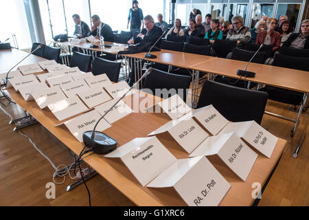 Detmold, Germany. 20th May, 2016. The name tags of the lawyers in the trial against Reinhold Hanning are seen in the courtroom in Detmold, Germany, 20 May 2016. The 94-year-old World War II SS guard is facing a charge of being an accessory to at least 170,000 murders at Auschwitz concentration camp. Prosecutors state that he was a member of the SS 'Totenkopf' (Death's Head) Division and that he was stationed at the Nazi regime's death camp between early 1943 and June 1944. Photo: BERND THISSEN/dpa/Alamy Live News Stock Photo