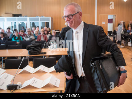 Detmold, Germany. 20th May, 2016. Public prosecutor and chief of the Nazi crimes prosecution office, Andreas Brendel, arrives for a session in the trial against Reinhold Hanning in Detmold, Germany, 20 May 2016. The 94-year-old World War II SS guard is facing a charge of being an accessory to at least 170,000 murders at Auschwitz concentration camp. Prosecutors state that he was a member of the SS 'Totenkopf' (Death's Head) Division and that he was stationed at the Nazi regime's death camp between early 1943 and June 1944. Photo: BERND THISSEN/dpa/Alamy Live News Stock Photo
