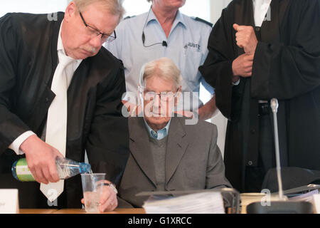 Detmold, Germany. 20th May, 2016. Defendant Reinhold Hanning (C) has water poured for him by one of his lawyers Andreas Scharmer (L) during a session of the trial against him, in Detmold, Germany, 20 May 2016. The 94-year-old World War II SS guard is facing a charge of being an accessory to at least 170,000 murders at Auschwitz concentration camp. Prosecutors state that he was a member of the SS 'Totenkopf' (Death's Head) Division and that he was stationed at the Nazi regime's death camp between early 1943 and June 1944. Photo: BERND THISSEN/dpa/Alamy Live News Stock Photo