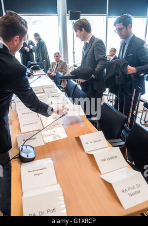 Detmold, Germany. 20th May, 2016. The name tags of the lawyers in the trial against Reinhold Hanning are seen in the courtroom in Detmold, Germany, 20 May 2016. The 94-year-old World War II SS guard is facing a charge of being an accessory to at least 170,000 murders at Auschwitz concentration camp. Prosecutors state that he was a member of the SS 'Totenkopf' (Death's Head) Division and that he was stationed at the Nazi regime's death camp between early 1943 and June 1944. Photo: BERND THISSEN/dpa/Alamy Live News Stock Photo