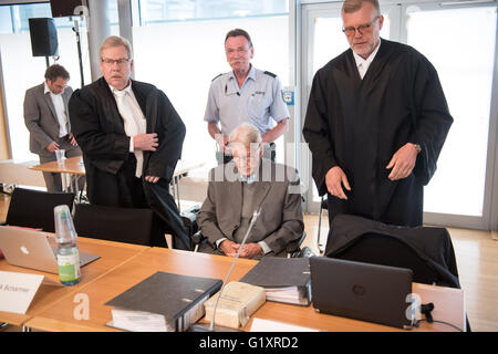 Detmold, Germany. 20th May, 2016. Defendant Reinhold Hanning (C) between his lawyers Andreas Scharmer (L) and Johannes Salmen (R) attends a session of the trial against him, in Detmold, Germany, 20 May 2016. The 94-year-old World War II SS guard is facing a charge of being an accessory to at least 170,000 murders at Auschwitz concentration camp. Prosecutors state that he was a member of the SS 'Totenkopf' (Death's Head) Division and that he was stationed at the Nazi regime's death camp between early 1943 and June 1944. Photo: BERND THISSEN/dpa/Alamy Live News Stock Photo