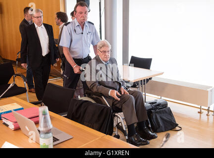 Detmold, Germany. 20th May, 2016. Defendant Reinhold Hanning arrives for a session of the trial against him, in Detmold, Germany, 20 May 2016. The 94-year-old World War II SS guard is facing a charge of being an accessory to at least 170,000 murders at Auschwitz concentration camp. Prosecutors state that he was a member of the SS 'Totenkopf' (Death's Head) Division and that he was stationed at the Nazi regime's death camp between early 1943 and June 1944. Photo: BERND THISSEN/dpa/Alamy Live News Stock Photo