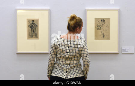 Chemnitz, Germany. 20th May, 2016. A woman looking at the works 'Bildnis Andreas Weissgerber' by Lovis Corinth at the Art Collection in Chemnitz, Germany, 20 May 2016. The art museum presents 140 portrait works at the exhibition 'Portraits - Self Portraits - Faces' from 22 May to 31 July 2016. PHOTO: HENDRIK SCHMIDT/dpa/Alamy Live News Stock Photo