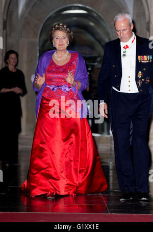 Amsterdam, The Netherlands. 19th May, 2016. King Willem-Alexander and Queen Maxima of The Netherlands attend the gala dinner for the Corps Diplomatique at the Royal Palace in Amsterdam, The Netherlands, 19 May 2016. Photo: Patrick van Katwijk - NO WIRE SERVICE -/dpa/Alamy Live News Stock Photo