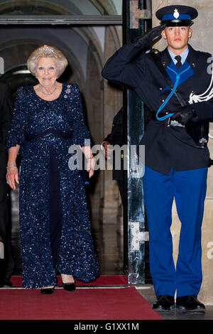 Amsterdam, The Netherlands. 19th May, 2016. Princess Beatrix of The Netherlands attend the gala dinner for the Corps Diplomatique at the Royal Palace in Amsterdam, The Netherlands, 19 May 2016. Photo: Patrick van Katwijk - NO WIRE SERVICE -/dpa/Alamy Live News Stock Photo