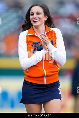 May 17, 2016: Detroit Tiger Energy Squad member Chelsea Estes and Paws  during MLB Baseball Herren