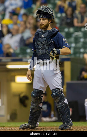 Milwaukee, WI, USA. 18th May, 2016. Milwaukee Brewers catcher Jonathan Lucroy #20 during the Major League Baseball game between the Milwaukee Brewers and the Chicago Cubs at Miller Park in Milwaukee, WI. John Fisher/CSM/Alamy Live News Stock Photo