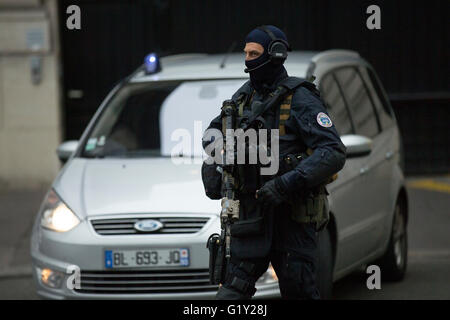 Paris, Paris. 20th May, 2016. Police stand guard outside the courthouse where Salah Abdeslam, the surviving suspect of last November's deadly Paris attacks, face questioning in Paris, France on May 20, 2016. Salah Abdeslam, the surviving suspect of last November's deadly Paris attacks, Friday appeared before a French anti-terror court for a first questioning, local media reported. © Michel Tiers/Xinhua/Alamy Live News Stock Photo