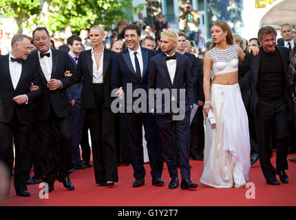 Cannes, France. 20th May, 2016. Director Sean Penn (1st R) walks on the red carpet with cast members Jared Harris, Jean Reno, Charlize Theron, Javier Bardem (from 1st L to 4th L) and Adele Exarchopoulos (2nd R) as they arrive for the screening of the film 'The Last Face' in competition at the 69th Cannes Film Festival in Cannes, France, on May 20, 2016. Credit:  Jin Yu/Xinhua/Alamy Live News Stock Photo